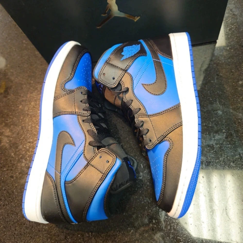 Sz 10  Air Jordan 1 Mid 